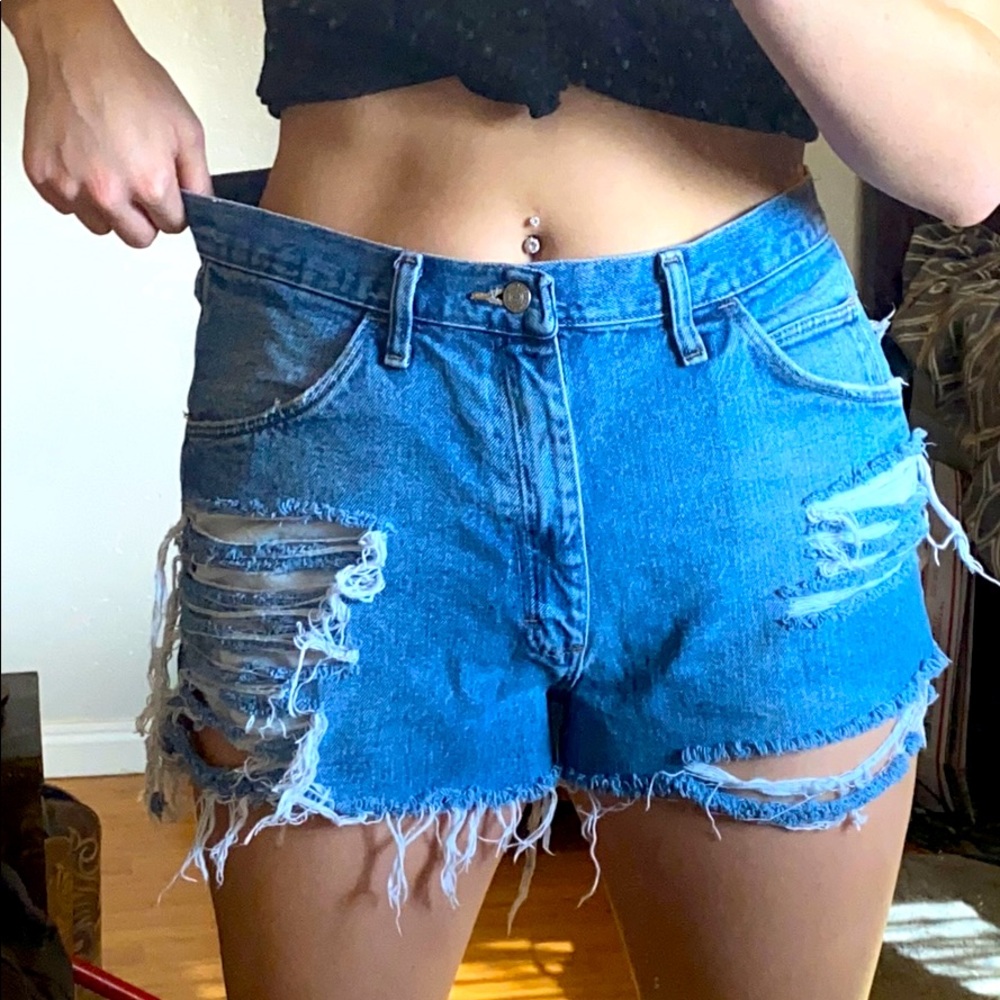 Vintage distressed wrangler denim shorts!